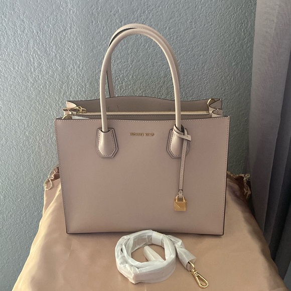 Michael Kors Handbags - ⭐️SOLD⭐️ Michael Kors Mercer Tote
